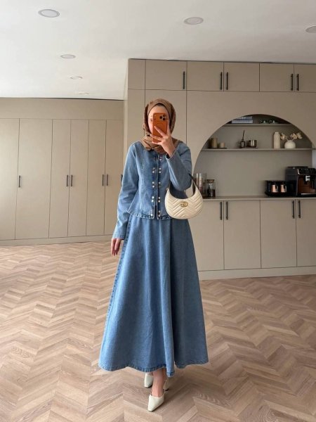 طقم جينز بلوزة وتنورة